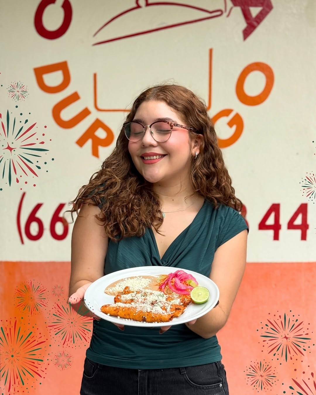 Joven mostrando un platillo de Cocina Durango